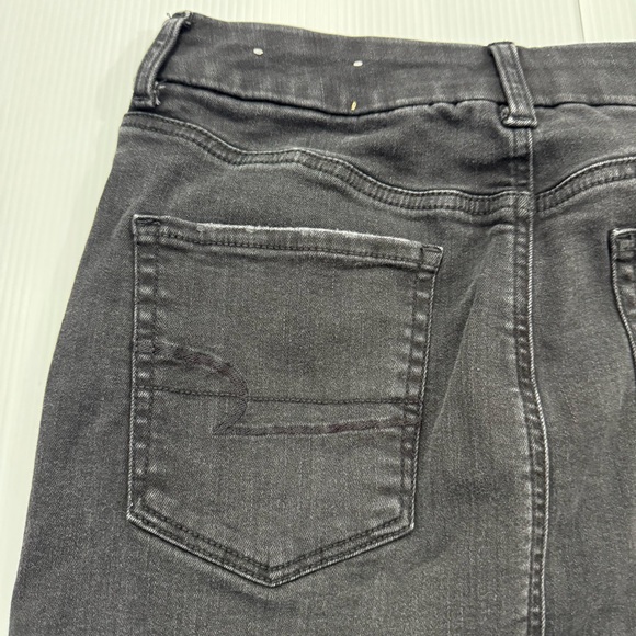 G40. Women’s American Eagle Outfitters Black Distressed Denim Skirt (12) - Picture 9 of 11